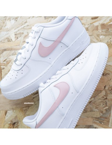 Rose clair Swoosh - Air Force 1 custom chez Cornerstreet bien 