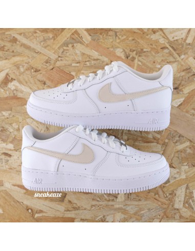 Beige clair Swoosh - Air Force 1 custom chez Cornerstreet bien 